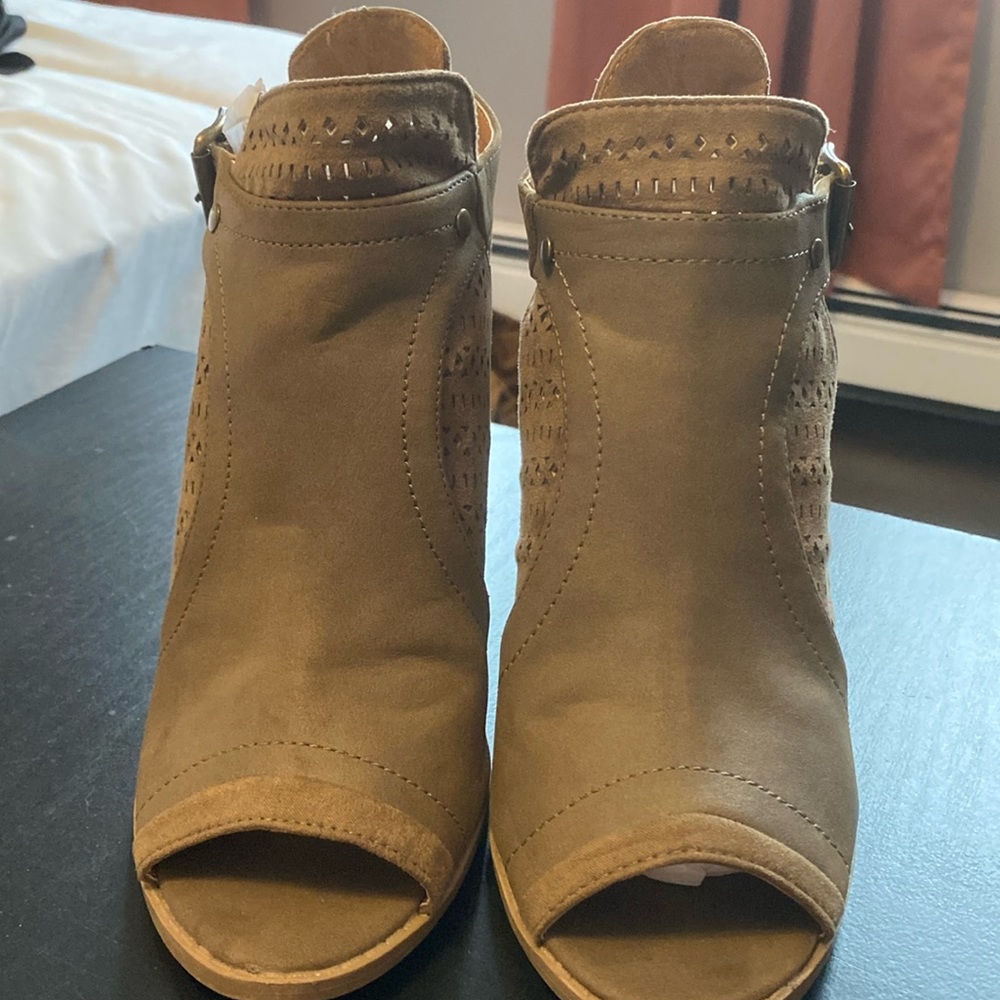 Open toe / peep toe booties